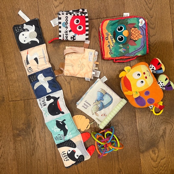 Baby Soft Book 6pcs + 1toy - Picture 1 of 8